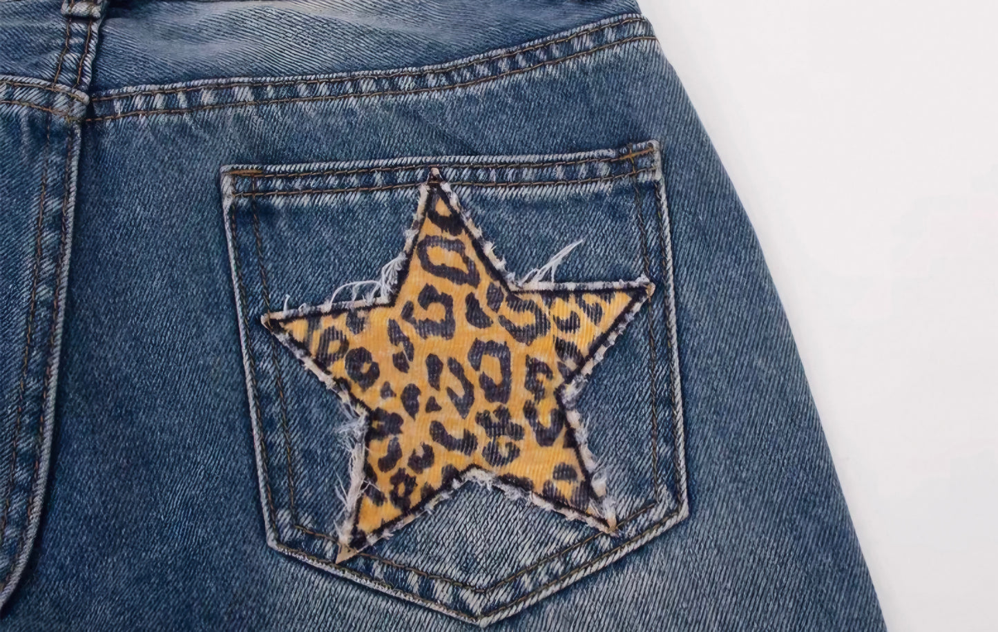 Vintage Retro-Jeans mit Leopardenmuster